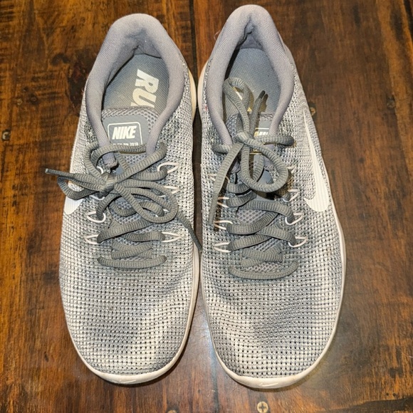 Women's Nike Running Sneaker Size 7.5 - Picture 1 of 4